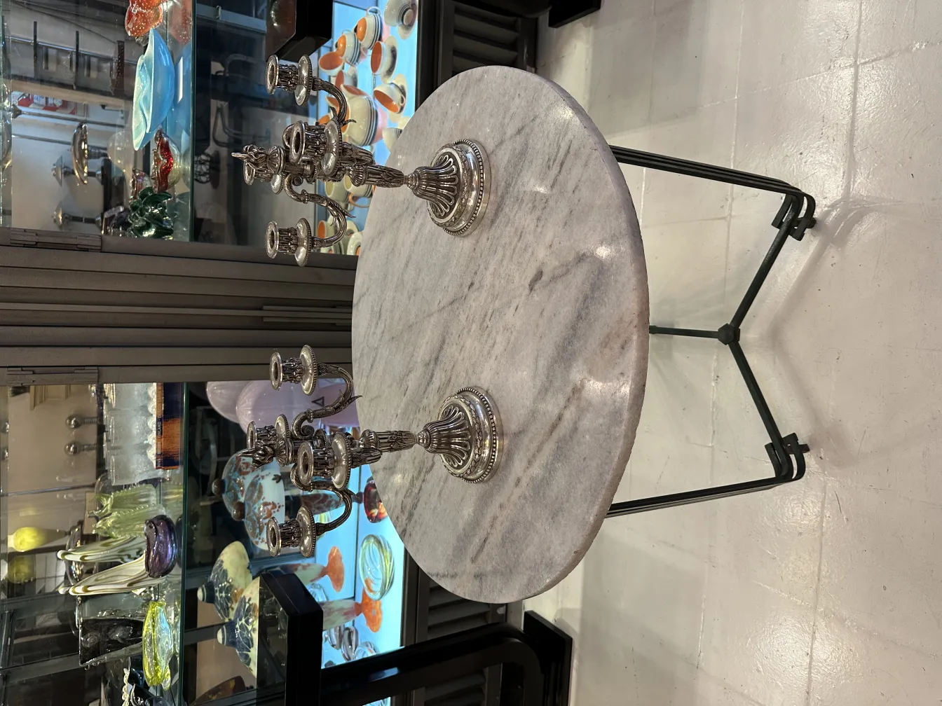 Candelabros antiguos art nouveau en una mesa de mármol con fondo decorativo