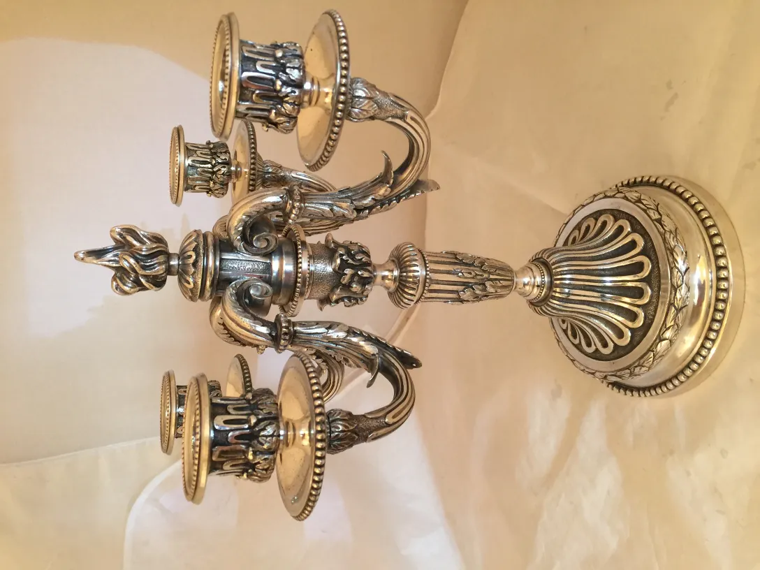 Candelabres anciens décoratifs avec un design artistique et des détails soignés.
