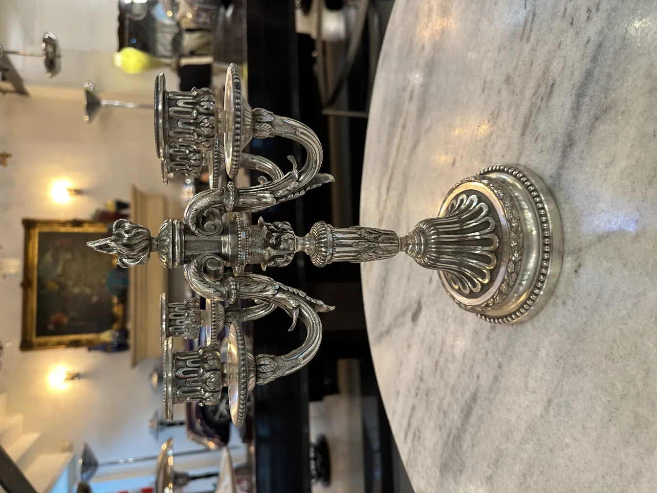 प्राचीन कैंडेलब्रा art nouveau एक सुरुचिपूर्ण वातावरण में