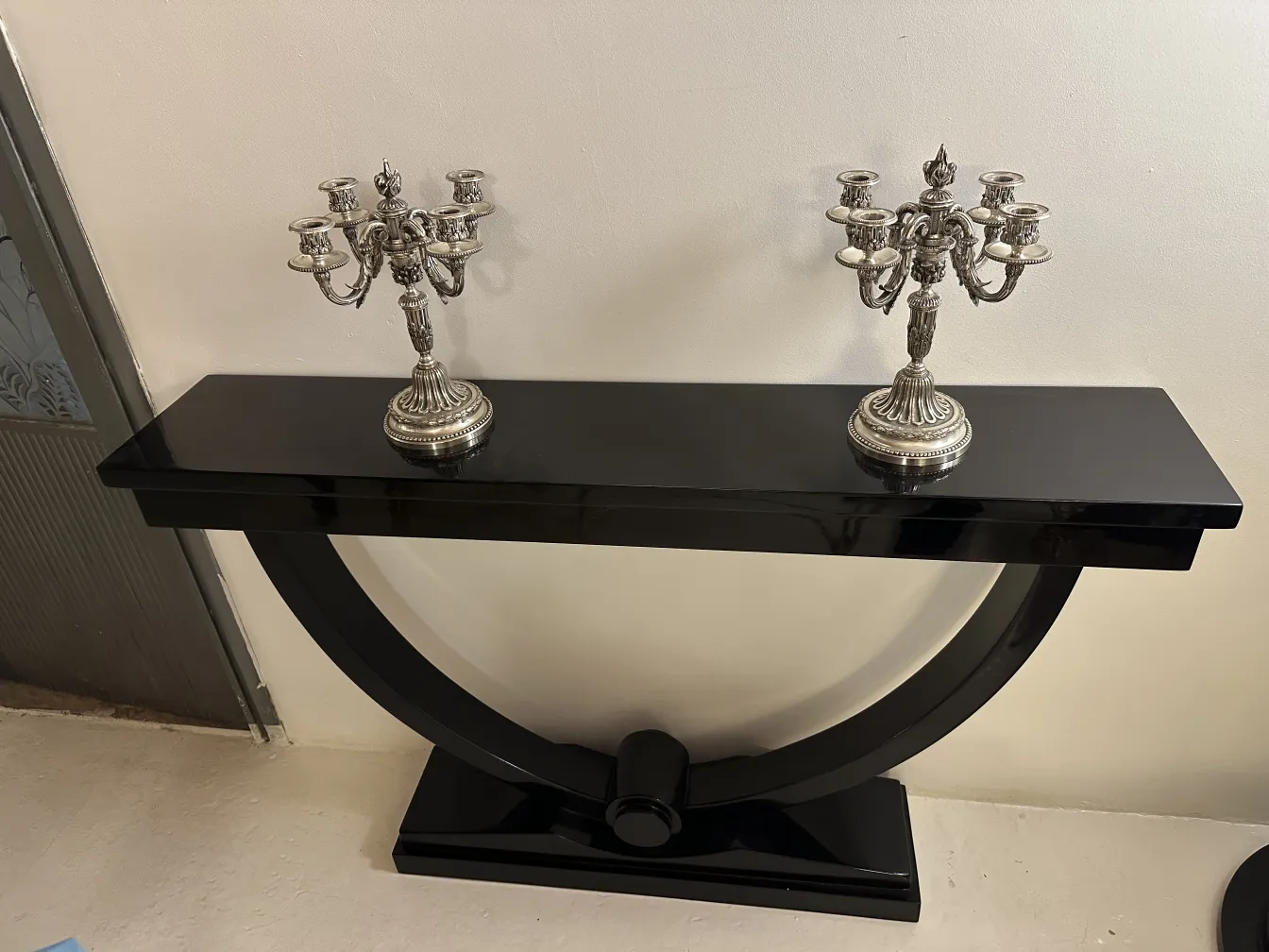 deux candélabres anciens avec des détails décoratifs de style Art Nouveau sur une table noire