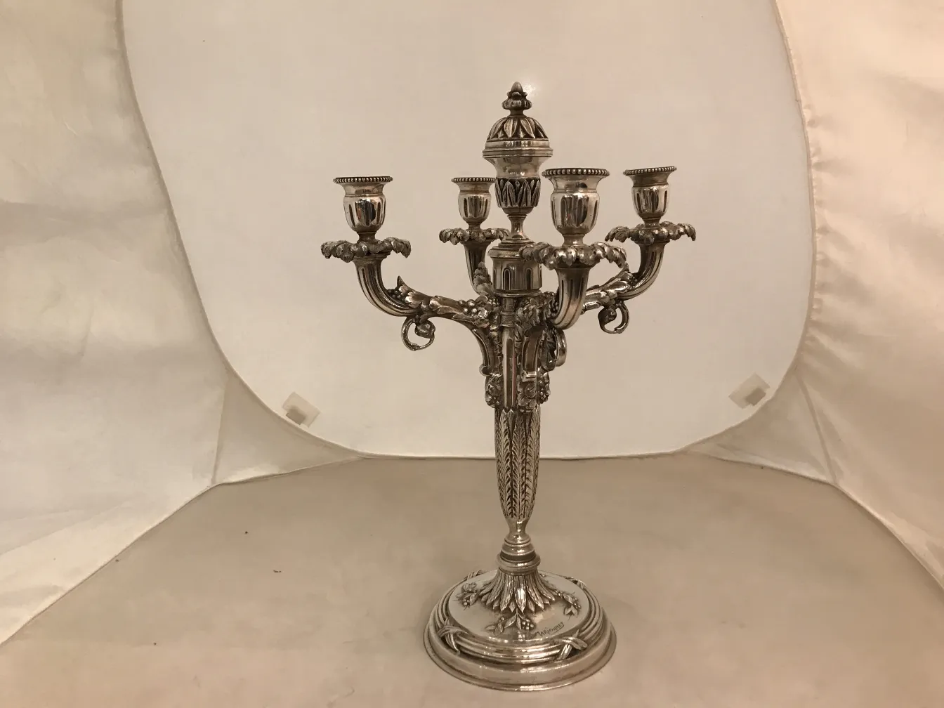 Castiçais antigos com design floral elegante