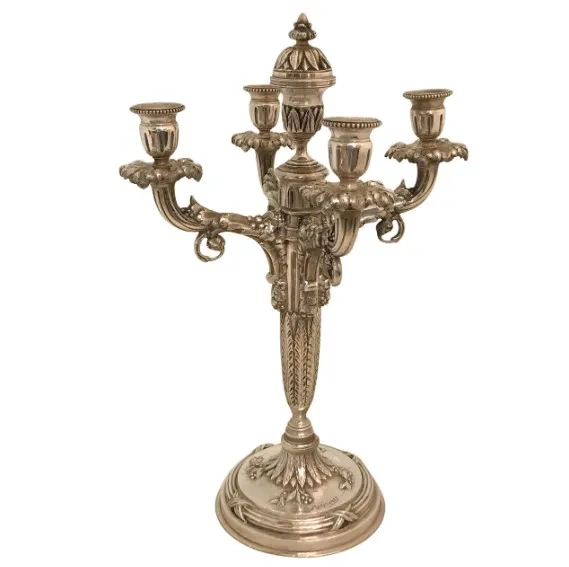 Deux candélabres anciens art nouveau avec des ornements détaillés