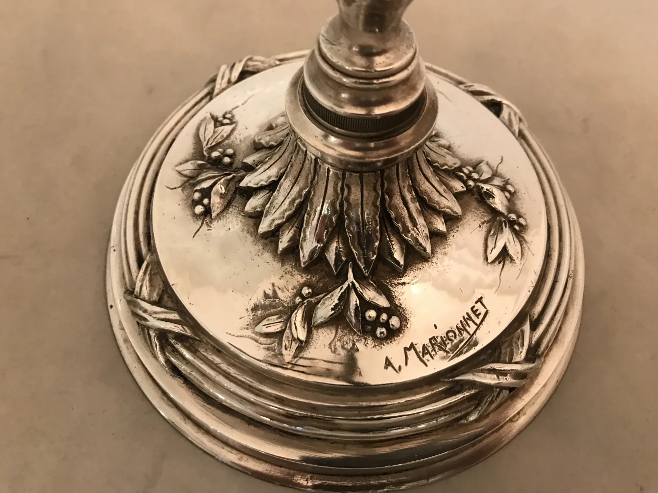 Base decorativa de castiçais antigos com folhas e bagas