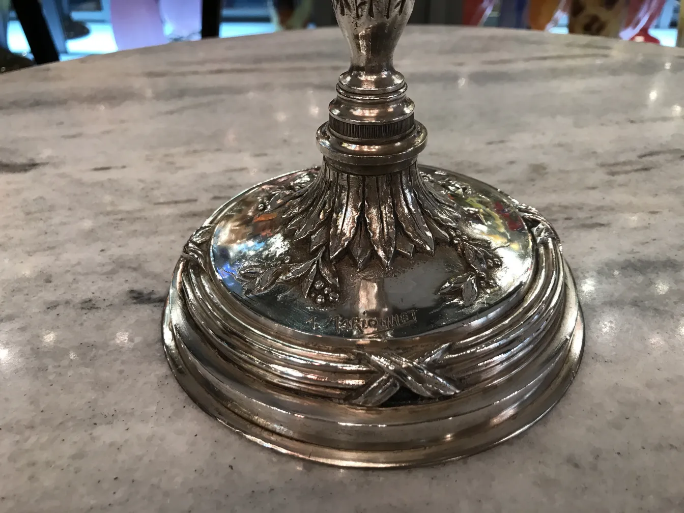 base di candelabri antichi con dettagli elaborati e un'atmosfera elegante