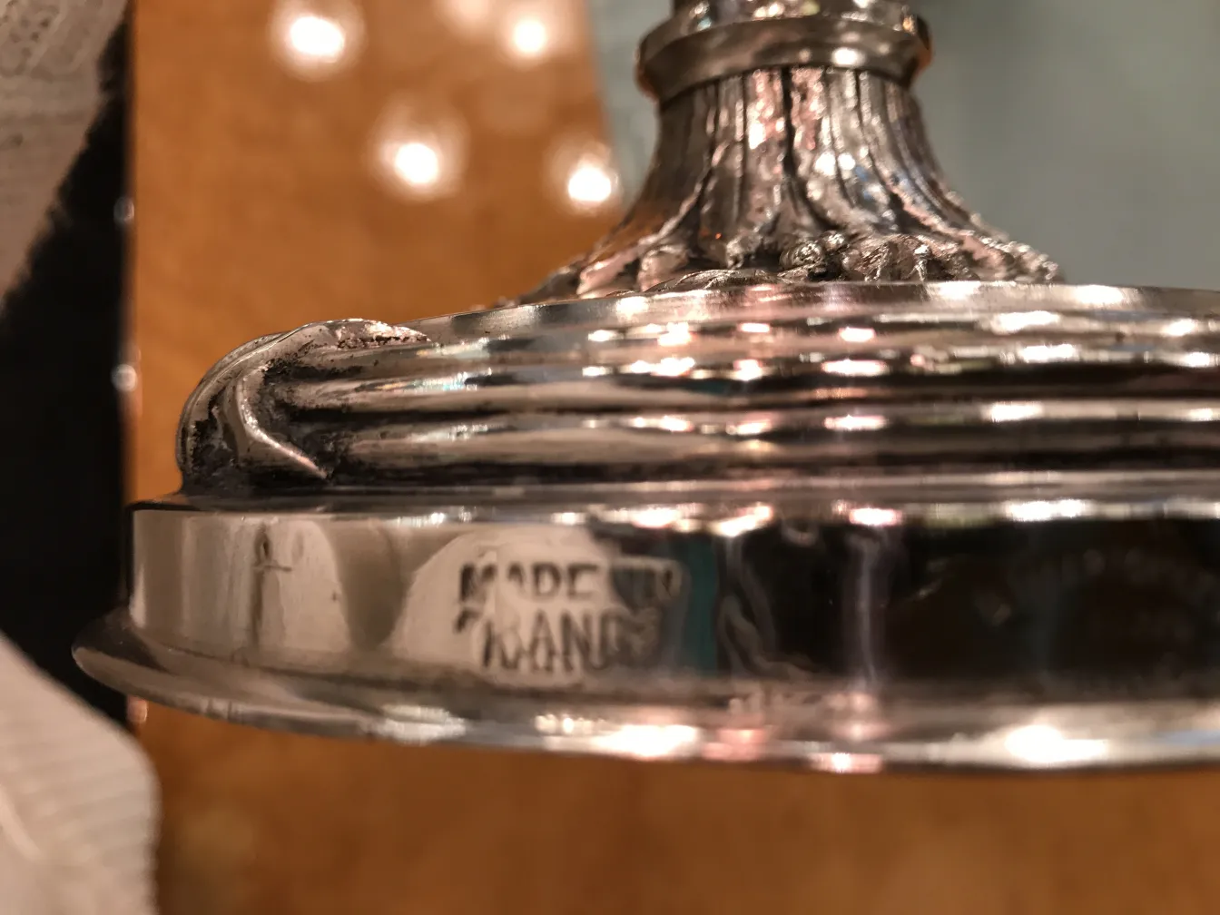 deux candélabres anciens avec un design orné