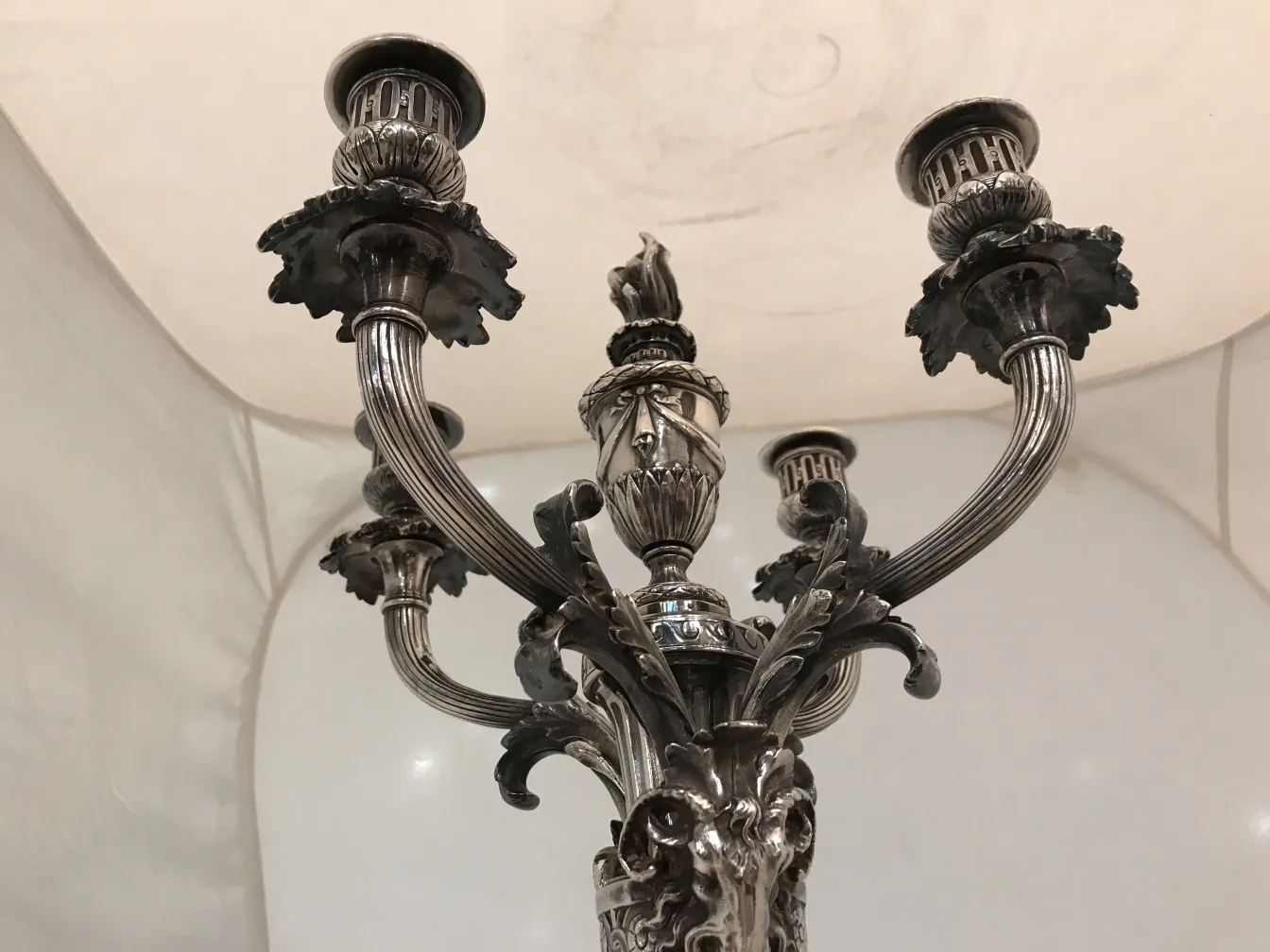 Candelabri antichi con dettagli intricati in un ambiente decorativo