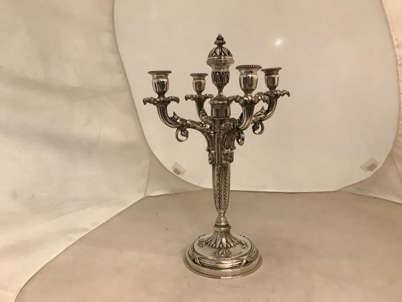 Castiçais antigos com elaborados detalhes decorativos.