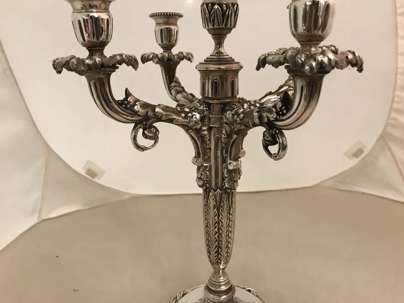 2 candelabros antiguos decorativos con detalles intrincados