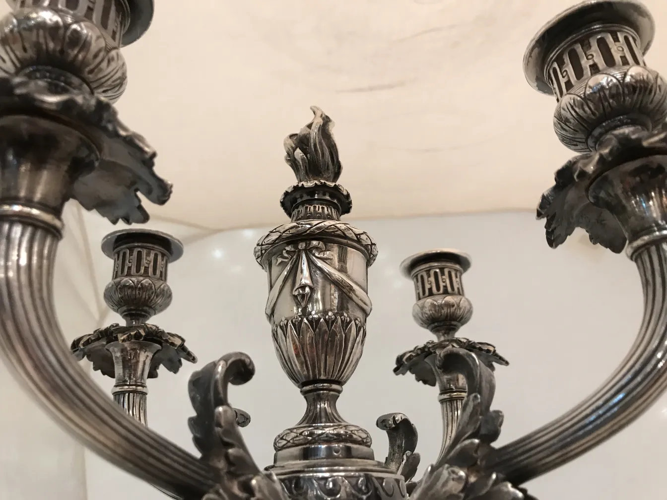 paio di candelabri antichi con design ornato, stile Art Nouveau