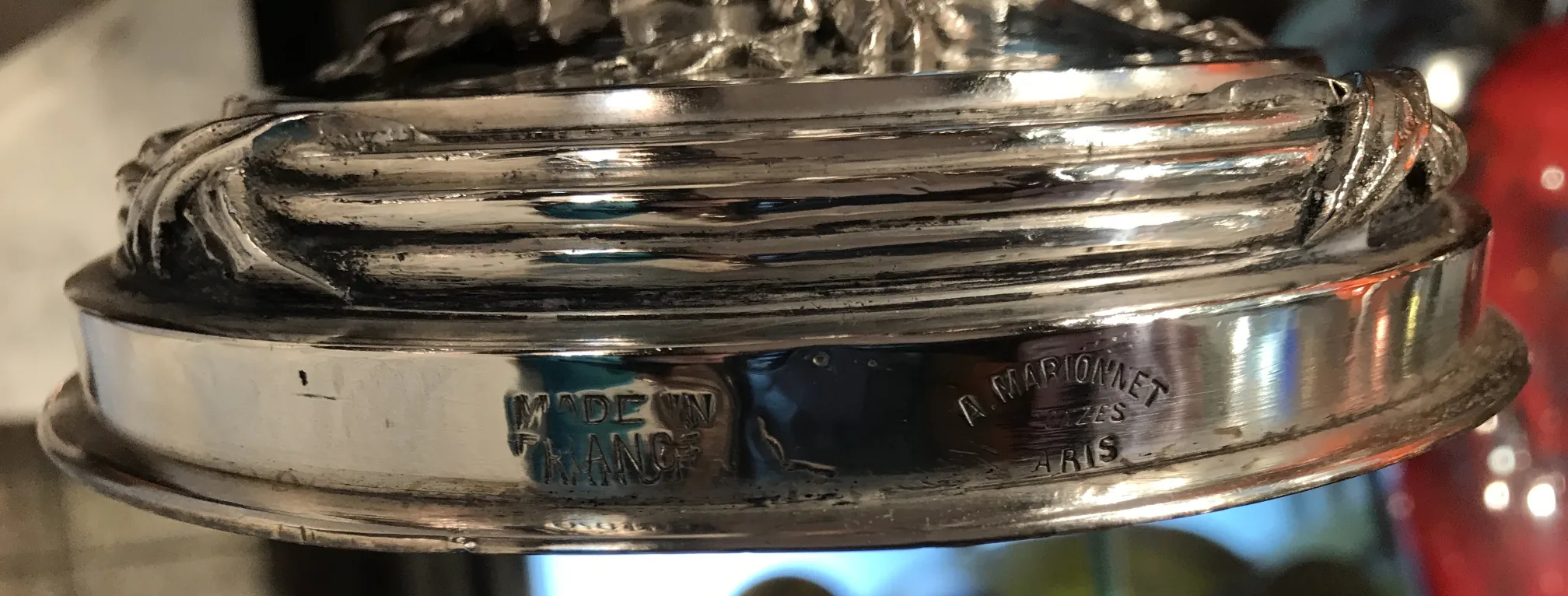 zwei antike kerzenhalter mit detailliertem Ornamentdesign