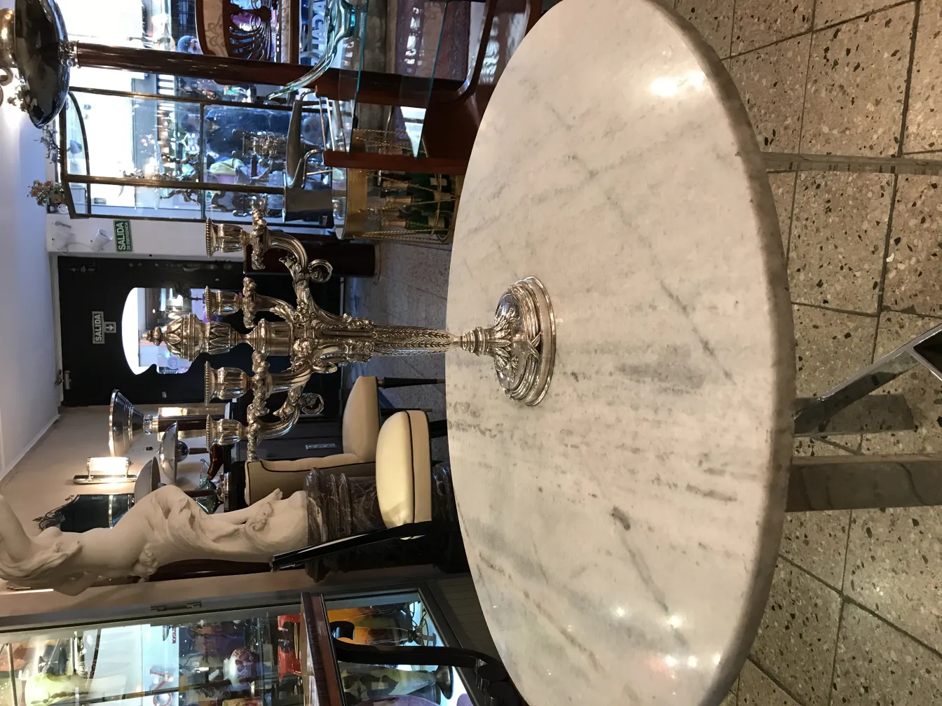 2 candélabres anciens décoratifs dans un cadre élégant avec des tables et des lumières