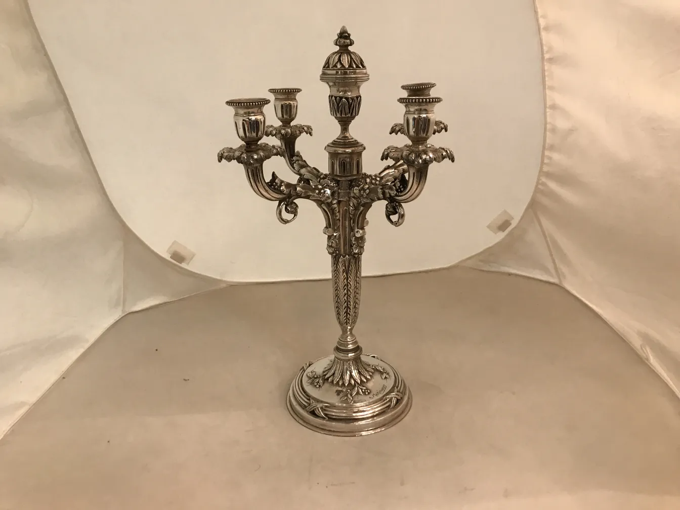 due portacandeli antichi decorativi su sfondo neutro