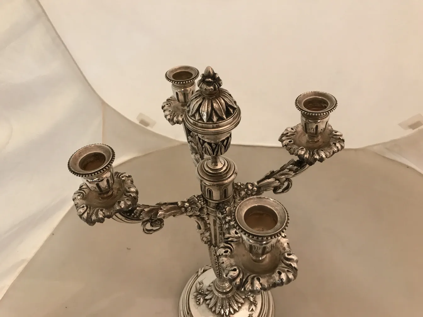 古董烛台带有装饰细节，背景为中性。