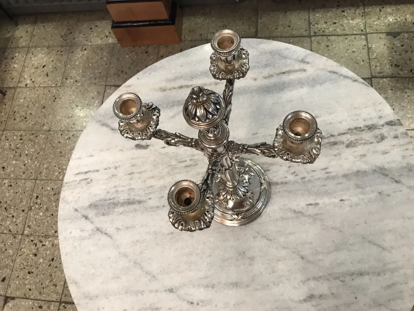 장식이 있는 고대 촛대 두 개가 테이블 위에