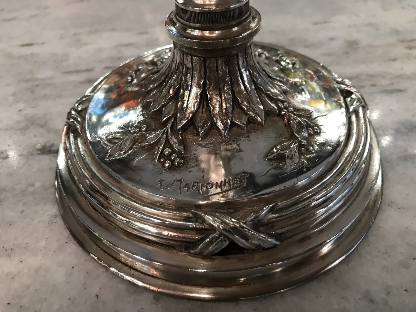 Base de candélabres anciens avec détails décoratifs