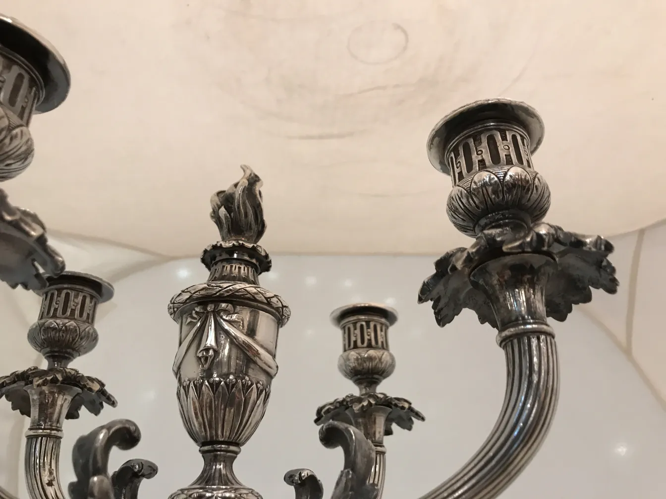 due portacandeli antichi con design decorativo in un ambiente classico