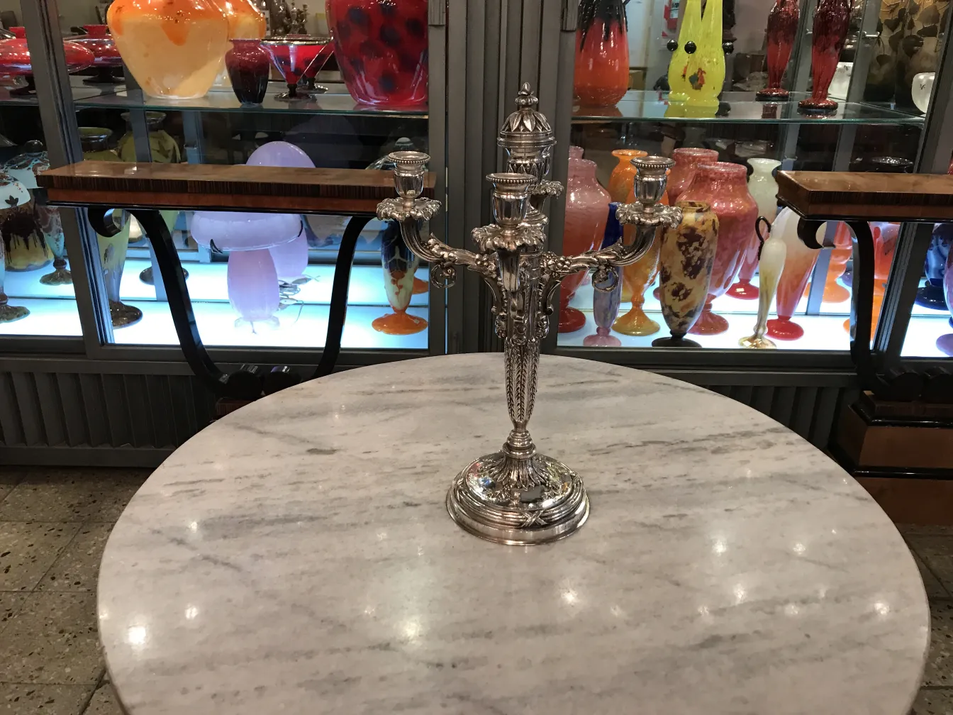 Dois castiçais antigos com braços decorativos em estilo art nouveau