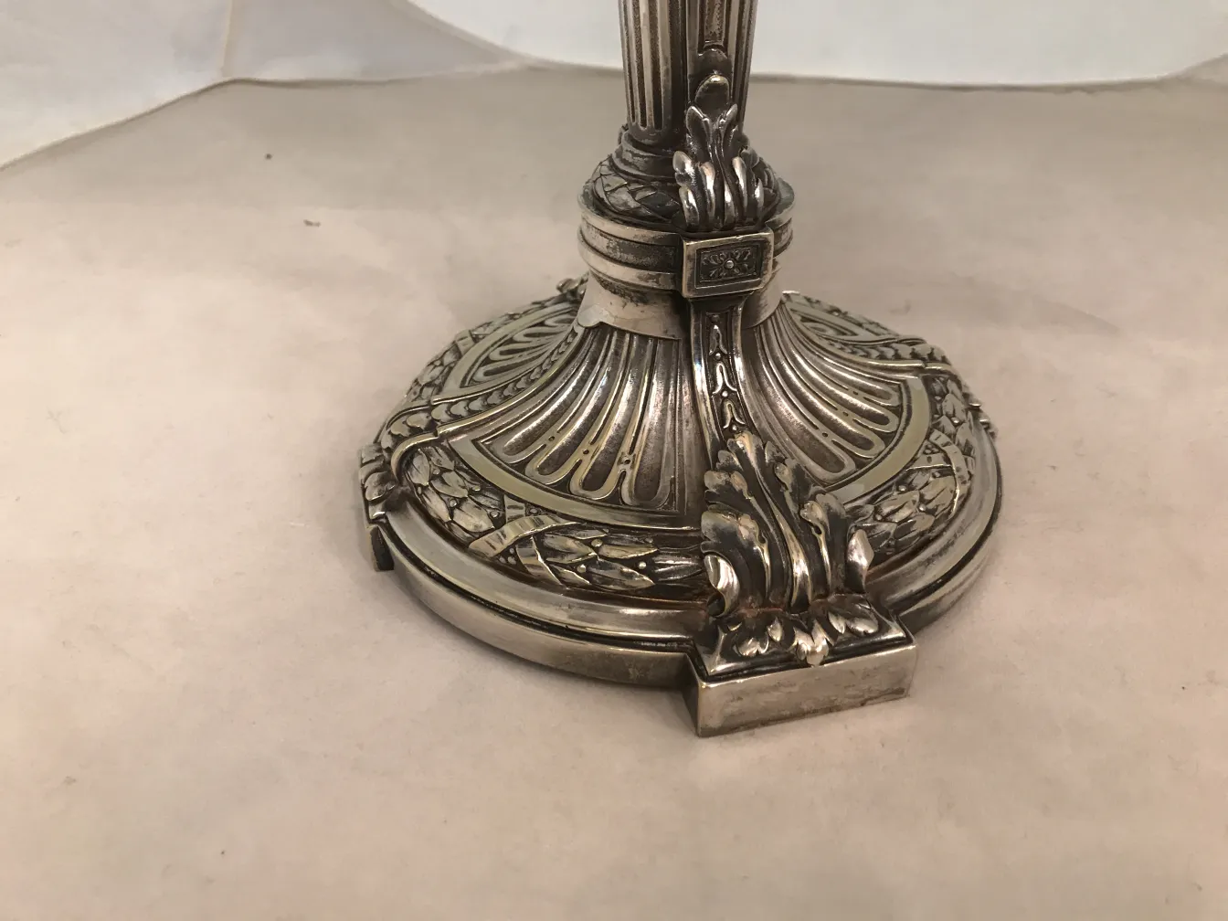 candelabri antichi con dettagli intricati