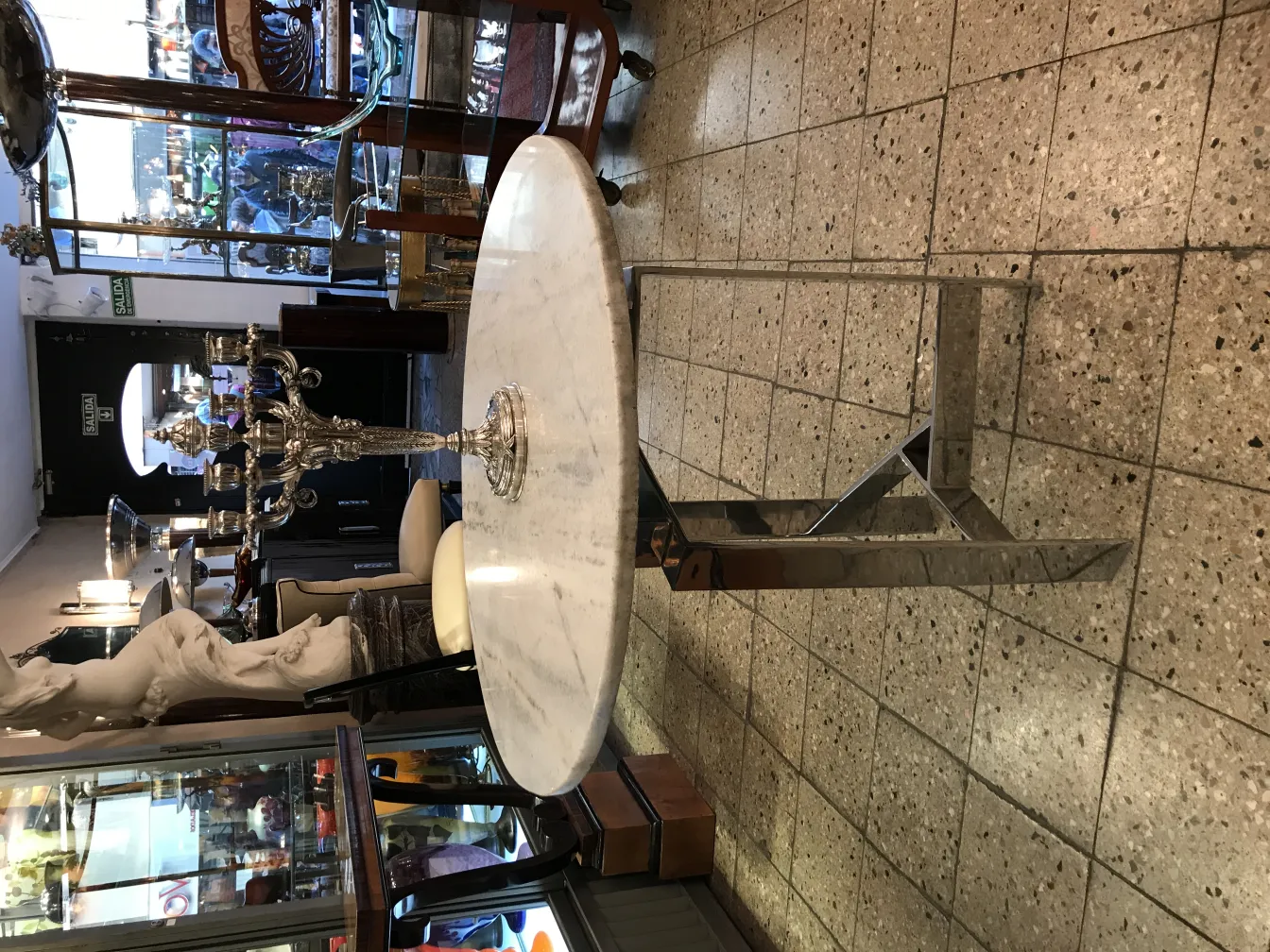 Dos candelabros antiguos en una mesa elegante con ambiente clásico