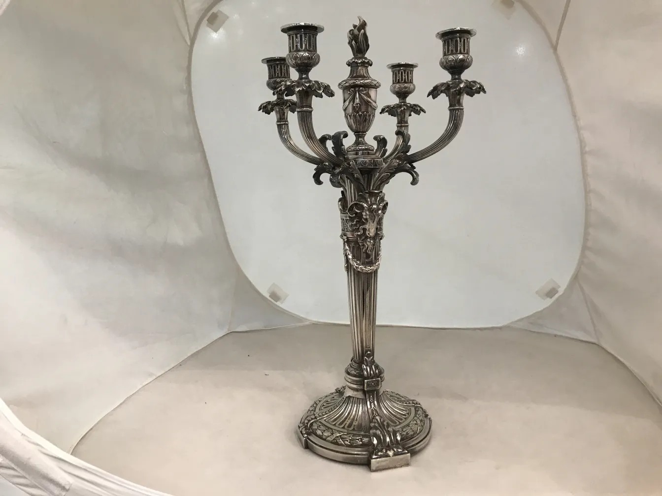 2 candelabri antichi art nouveau in ambiente neutro