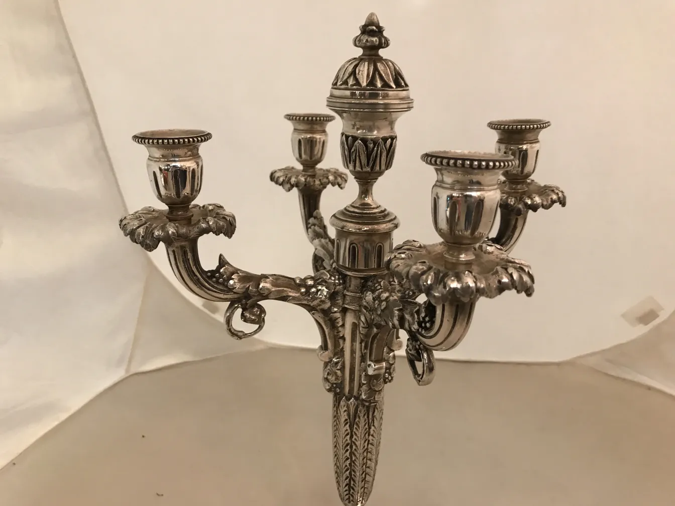 dois candelabros antigos com estilo ornamental e forma elegante
