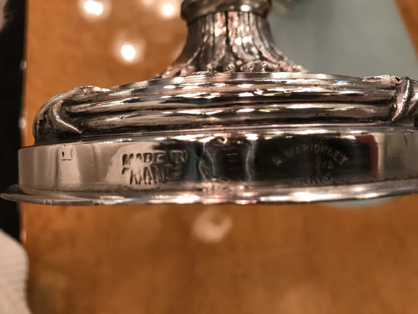 सेट में 2 प्राचीन कैंडेलब्रा आर्ट नेव्यू जिनमें जटिल विवरण हैं।