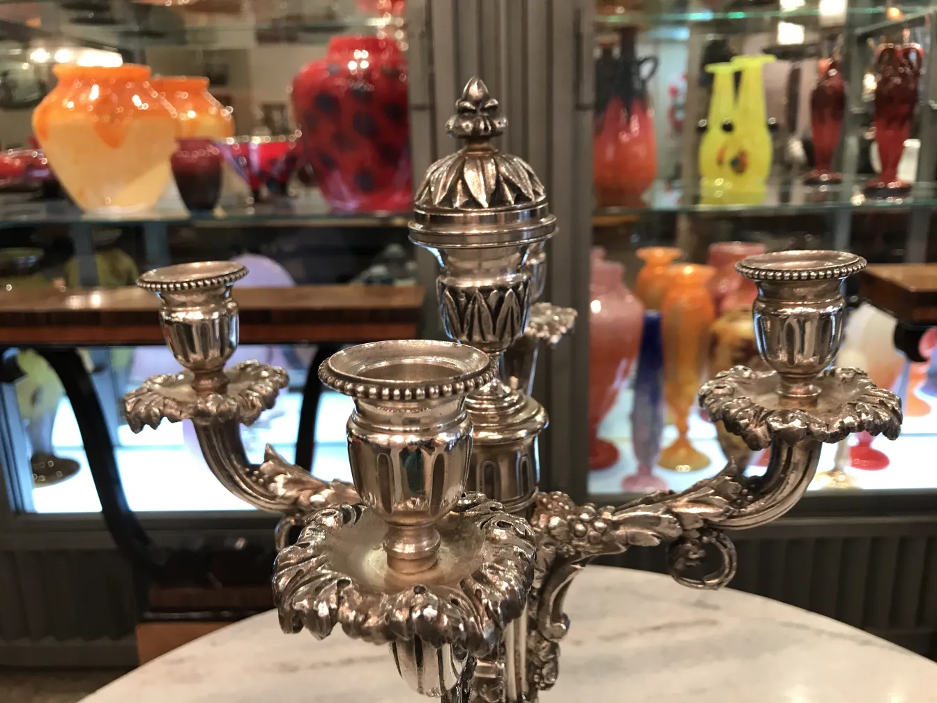 due portacandele antichi con uno stile decorativo elaborato in un ambiente di antiquariato.