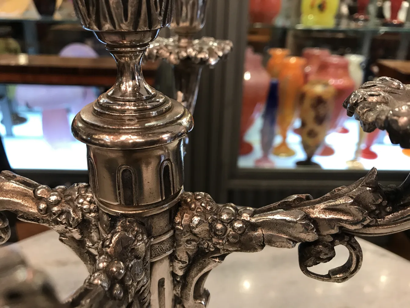 antike kerzenhalter mit ornamentalen details und farbenfrohem hintergrund