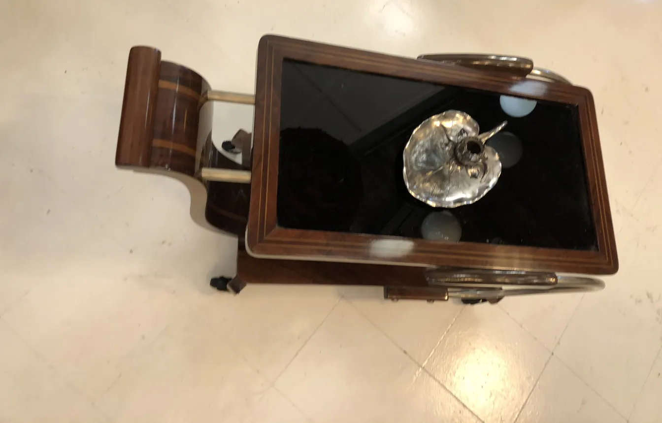 شمعدان قديم أنيق على طاولة سوداء مع انعكاسات