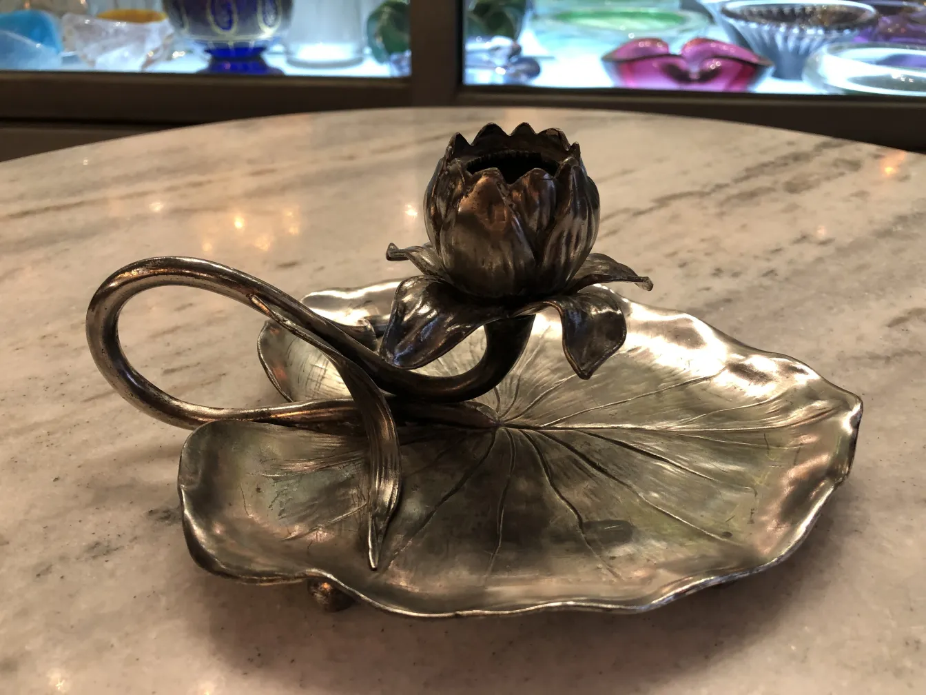 Chandelier antique avec design floral à la base