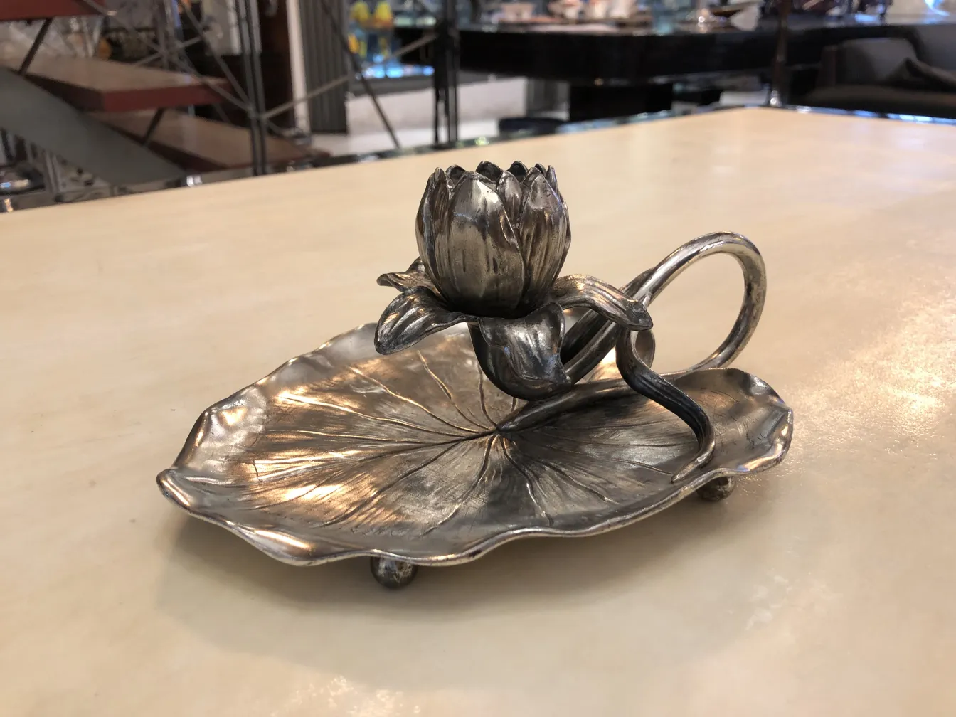 Candelabro antico con design floreale su base a foglia