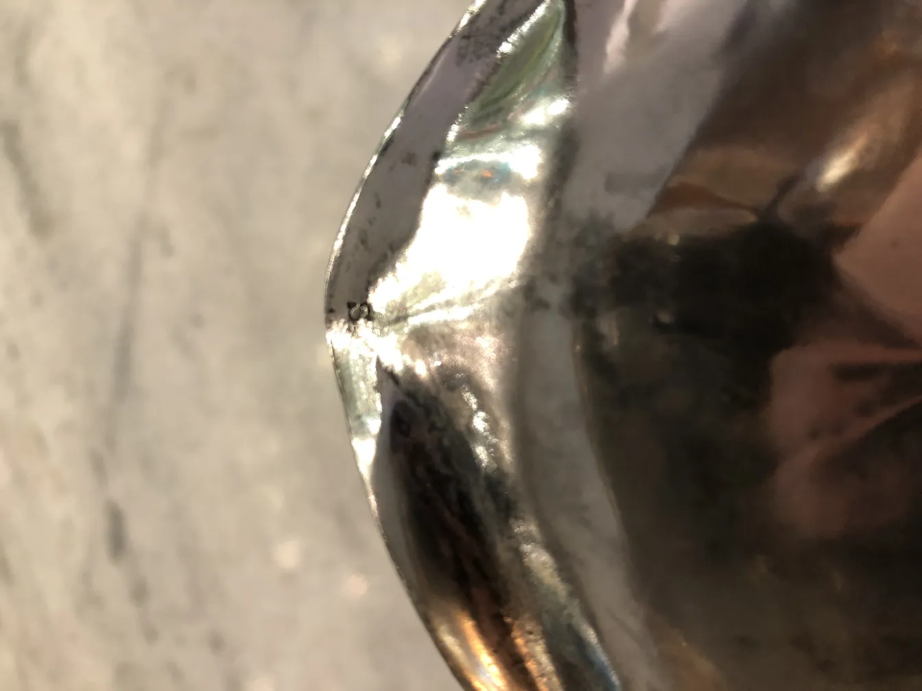 شمعدان قديم مع تفاصيل لامعة فن جديد