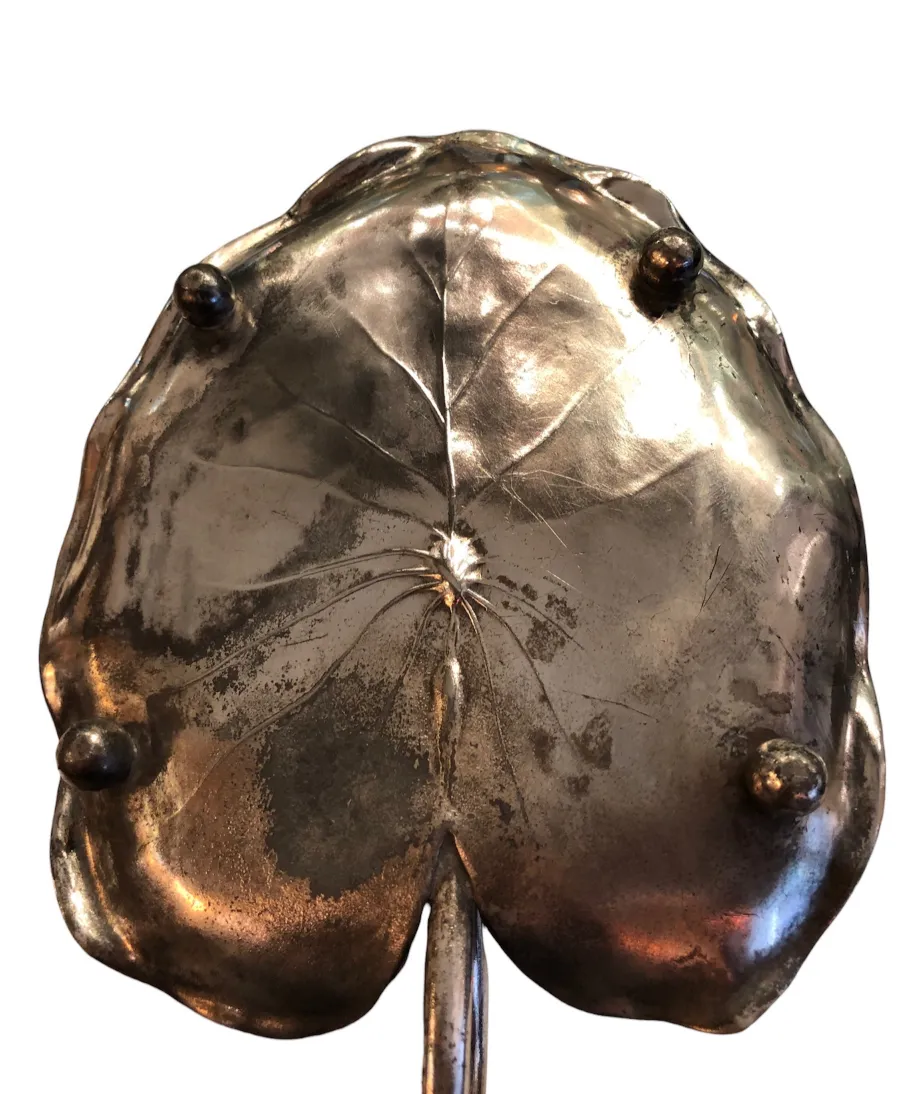 شمعدان قديم بتصميم ورقة، سياق زخرفي