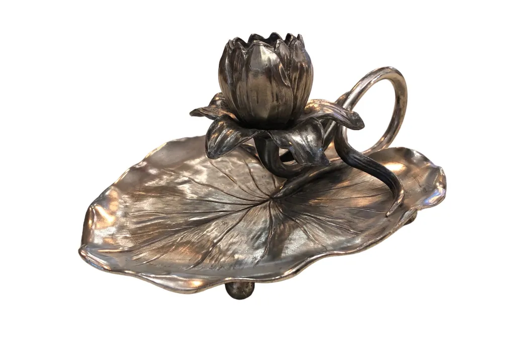 Antiker Kandelaber im Art Nouveau mit blütenförmigem Fuß.