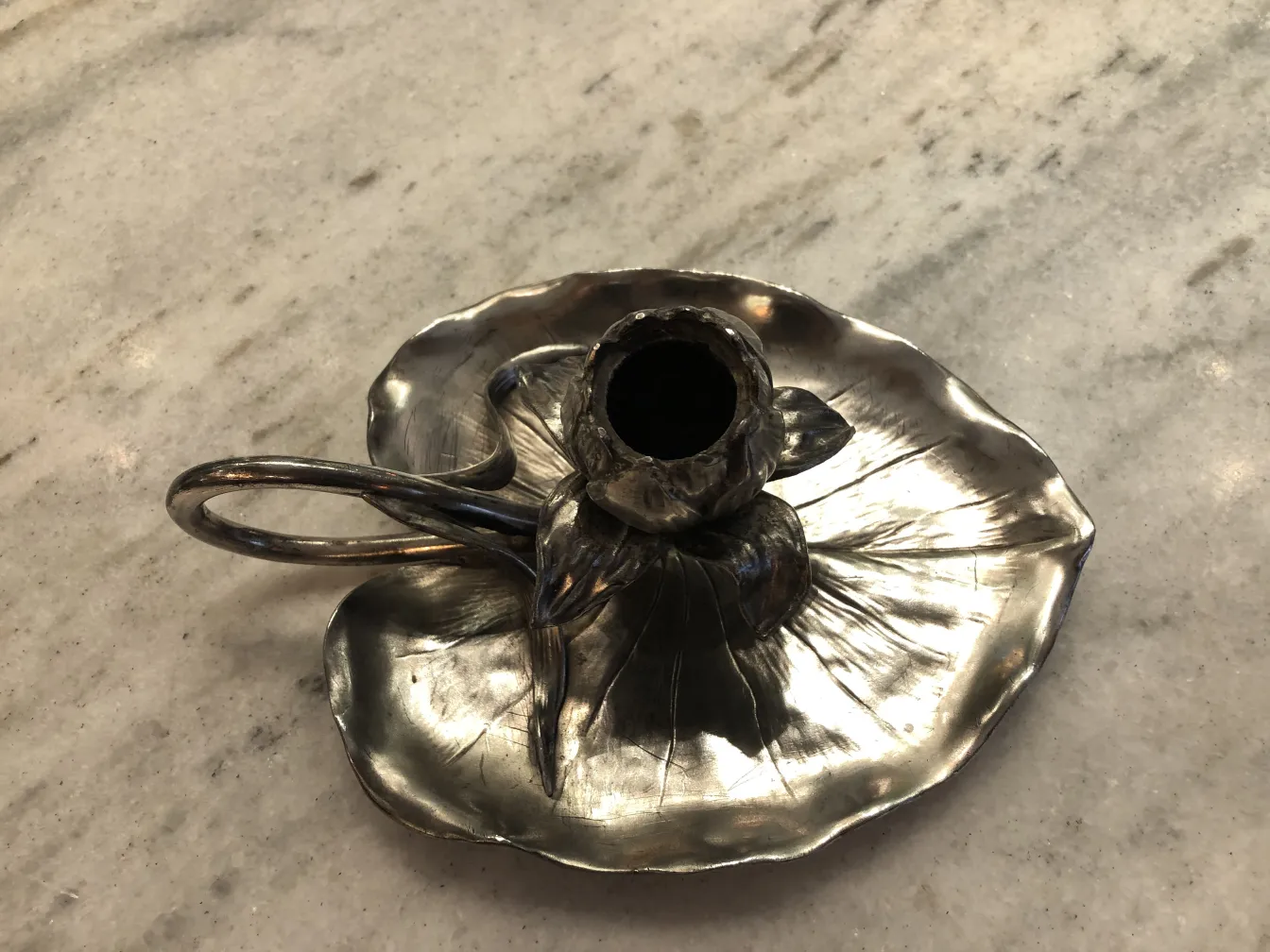 Candelabro antigo Art Nouveau com base em forma de flor