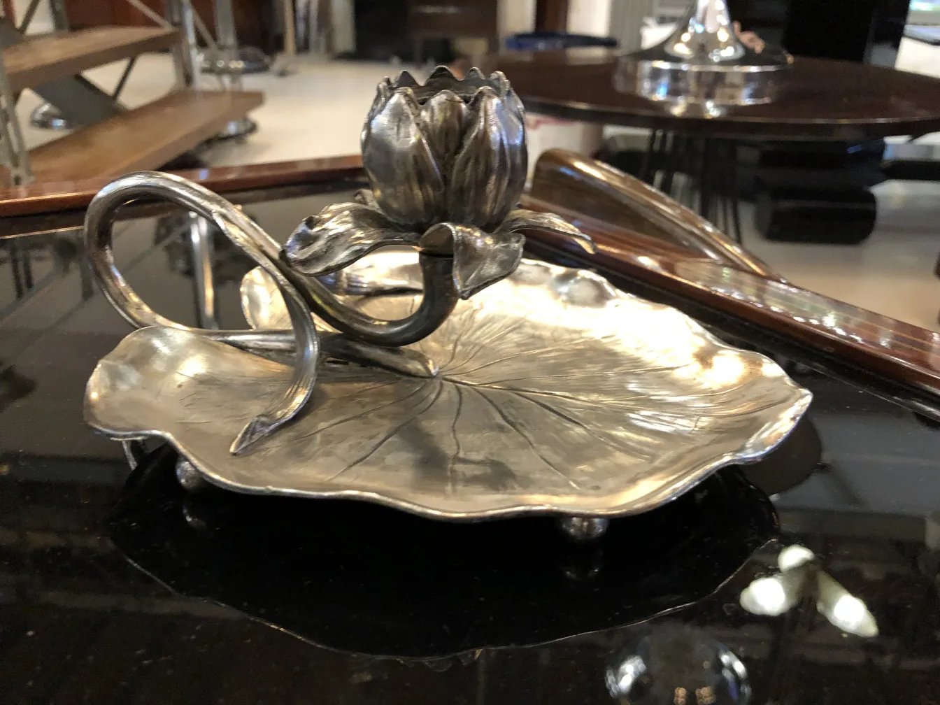 Candelabre ancien en forme de feuille avec une fleur de lotus en haut