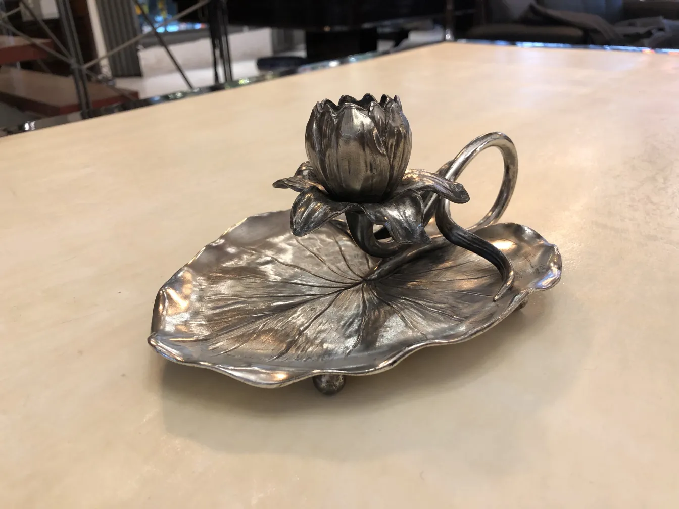 candelabro antico con base a forma di foglia di fiore, aspetto elegante