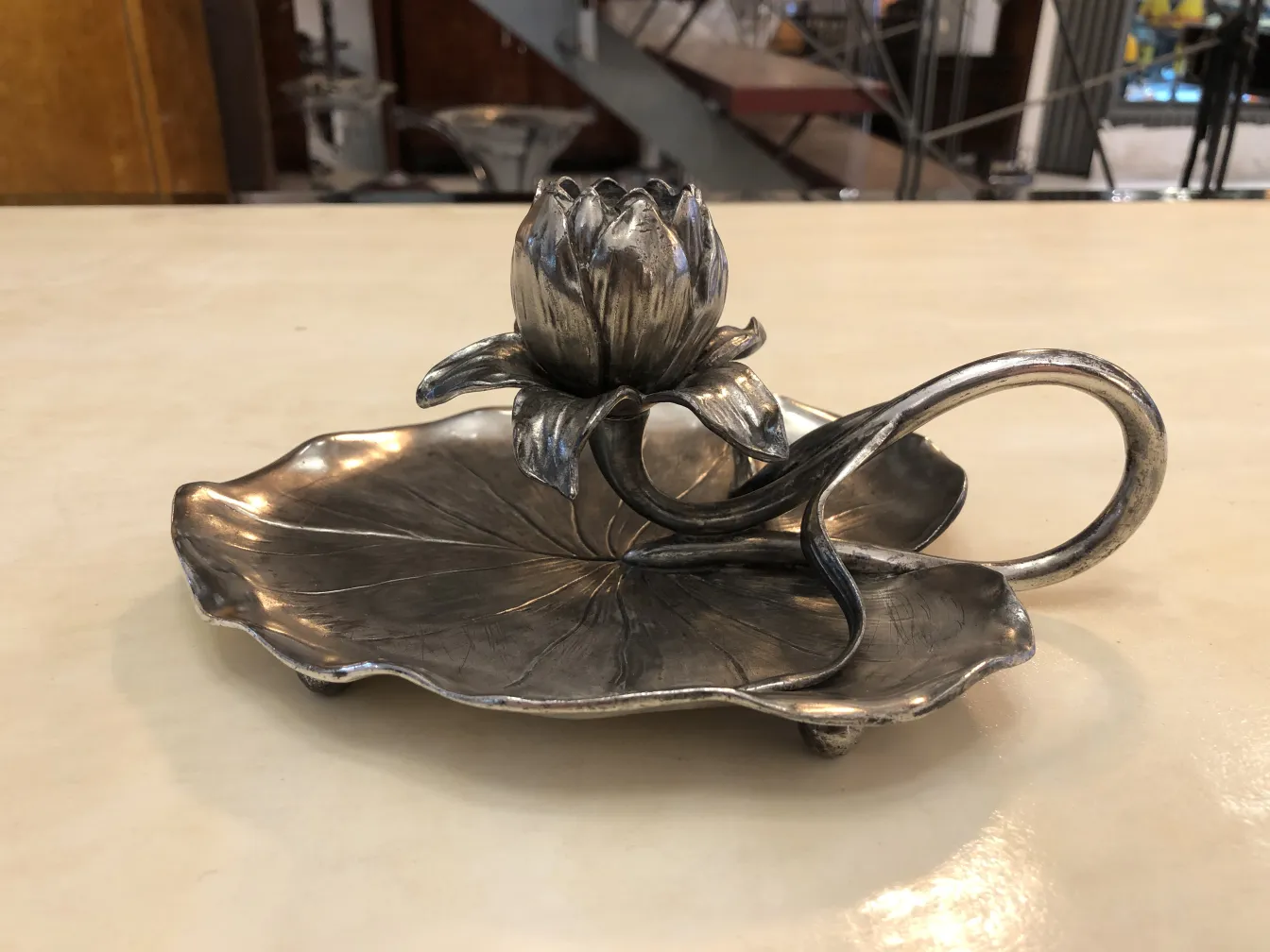 Castiçal antigo com base em forma de folha e flor de lótus, metal brilhante