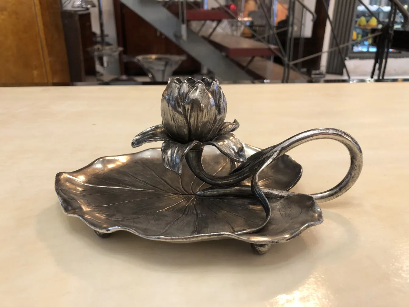 Antiker Kandelaber mit Lotusblume als Basis, Art Nouveau-Stil.