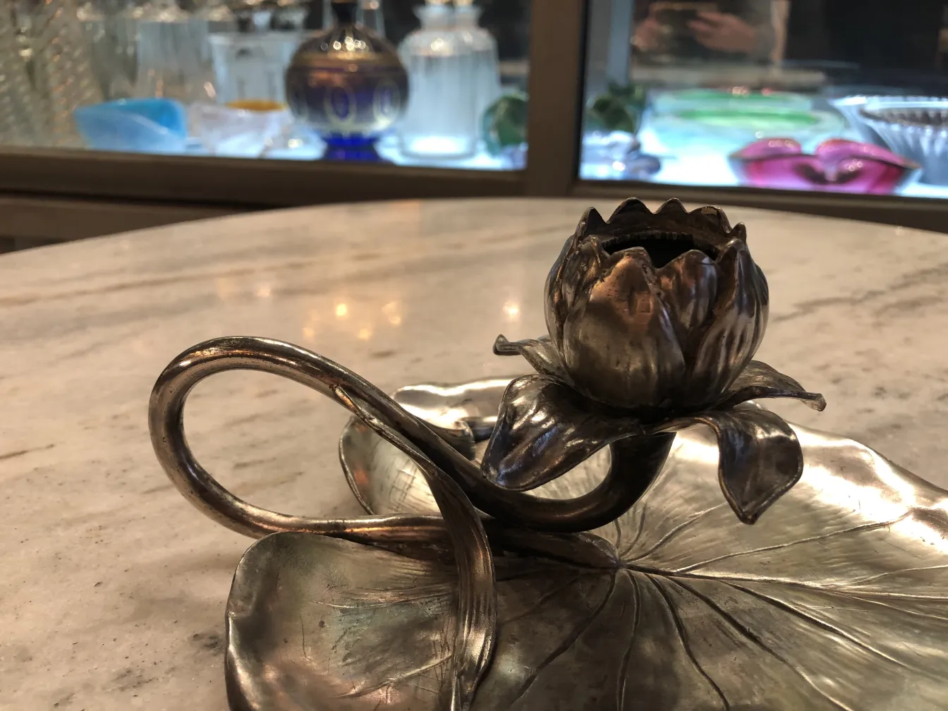 Candelabre ancien avec fleur de lotus et feuille, cadre élégant