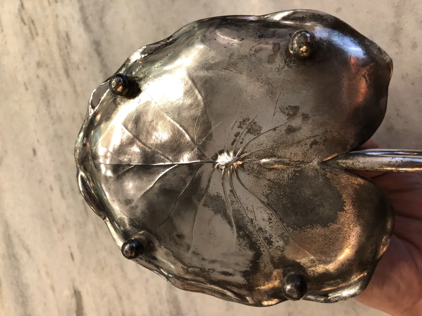 Antiker Kandelaber mit filigranem Design und Art Nouveau Stil in einem klassischen Umfeld.