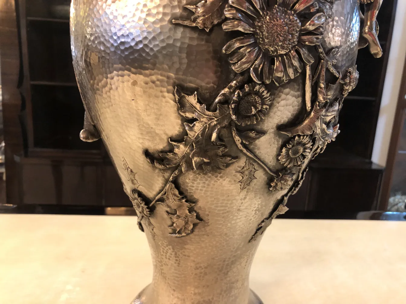 deux vase ancien avec des fleurs en relief