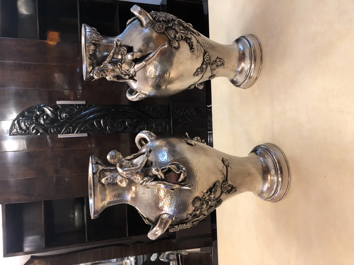 deux vases anciens avec un design complexe