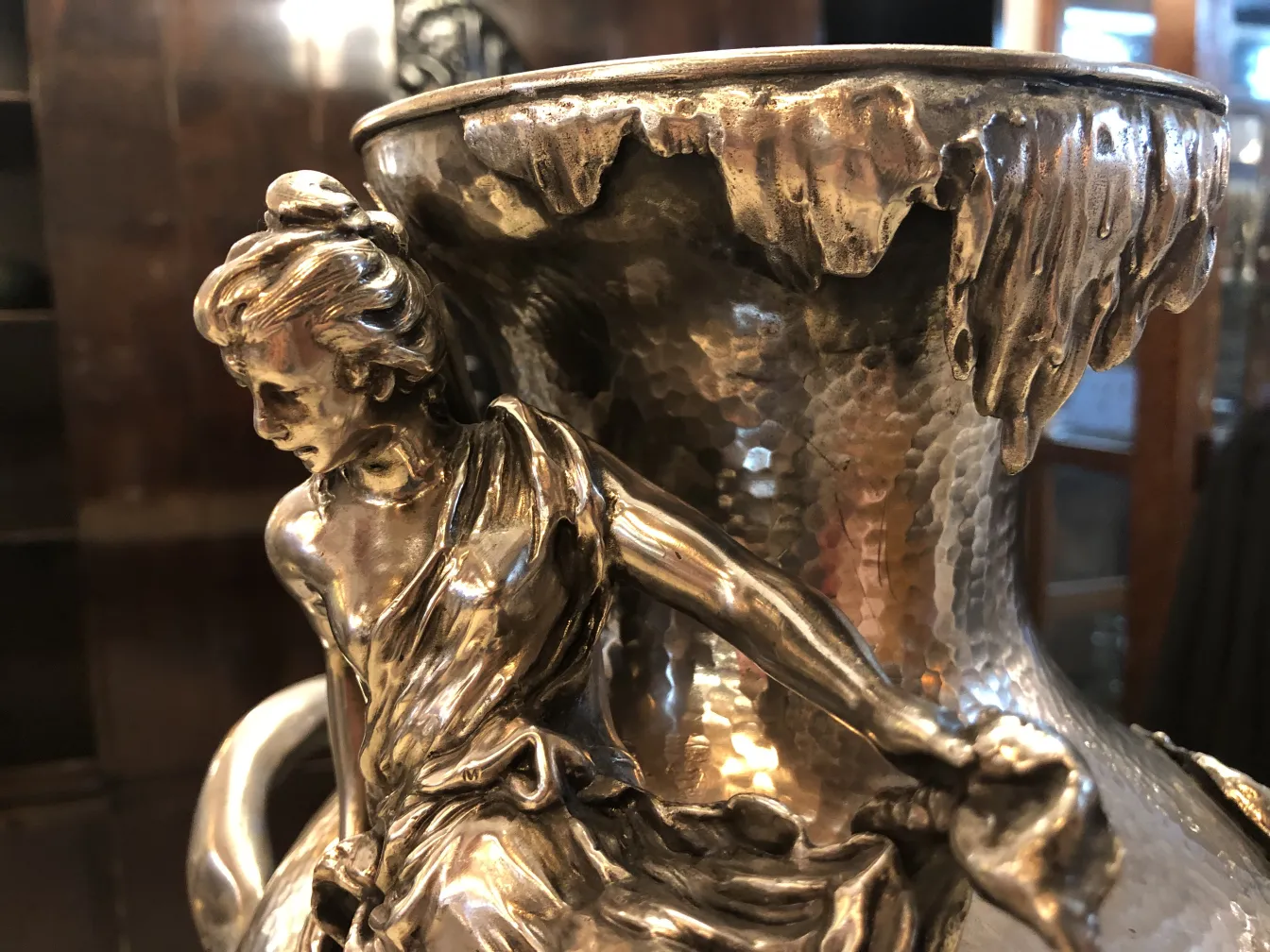 Antigos vasos decorativos com figura e detalhes intrincados