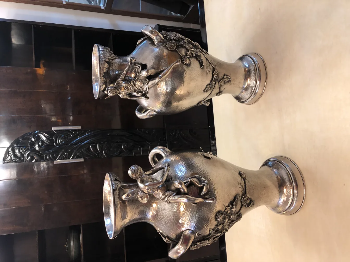 两个古董花瓶，装饰精美，环境典雅。