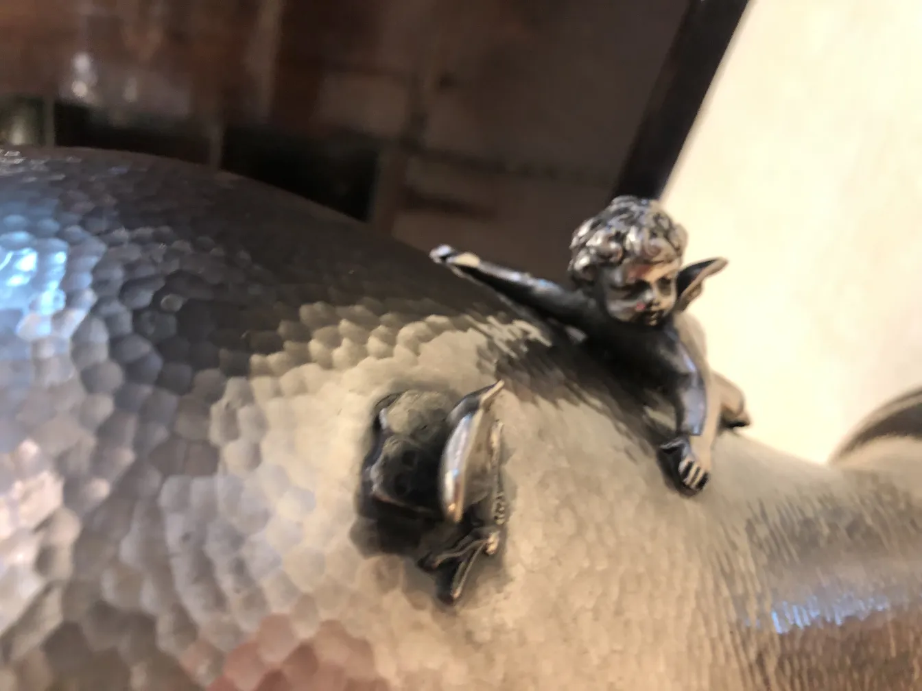 deux vases anciens avec détails ornementaux et figure