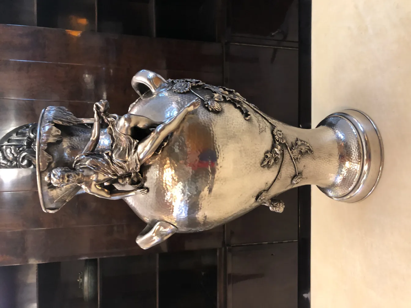 Deux vases antiques art nouveau brillants avec figure décorative