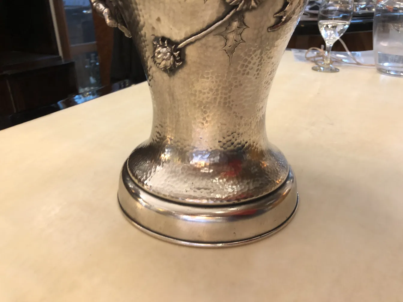 antike dekorative vasen mit art nouveau details in einer eleganten umgebung