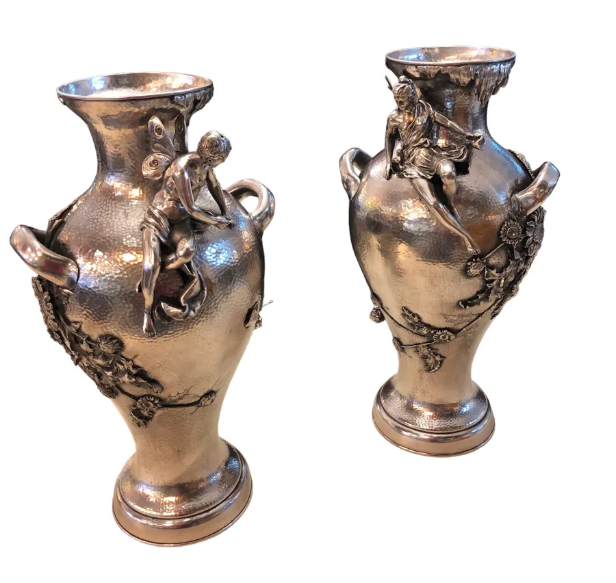 paio di vasi antichi decorati in stile Art Nouveau