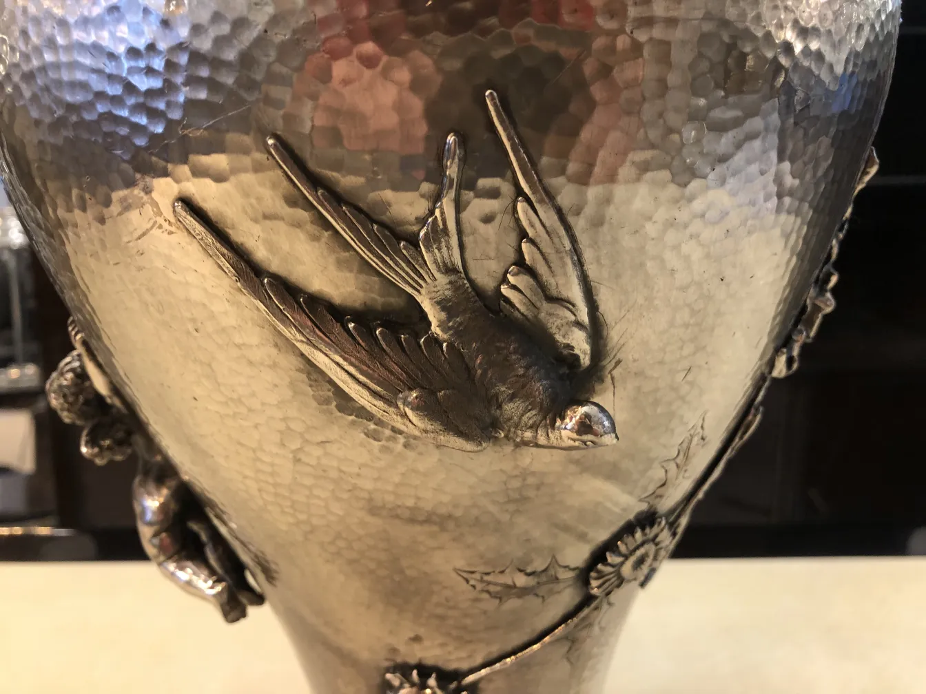 vaso antigo decorado com um pássaro no estilo Art Nouveau